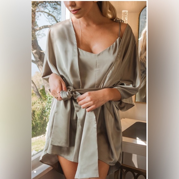 NWOT Show Me Your Mumu First Look Lux Satin Robe - Picture 4 of 7